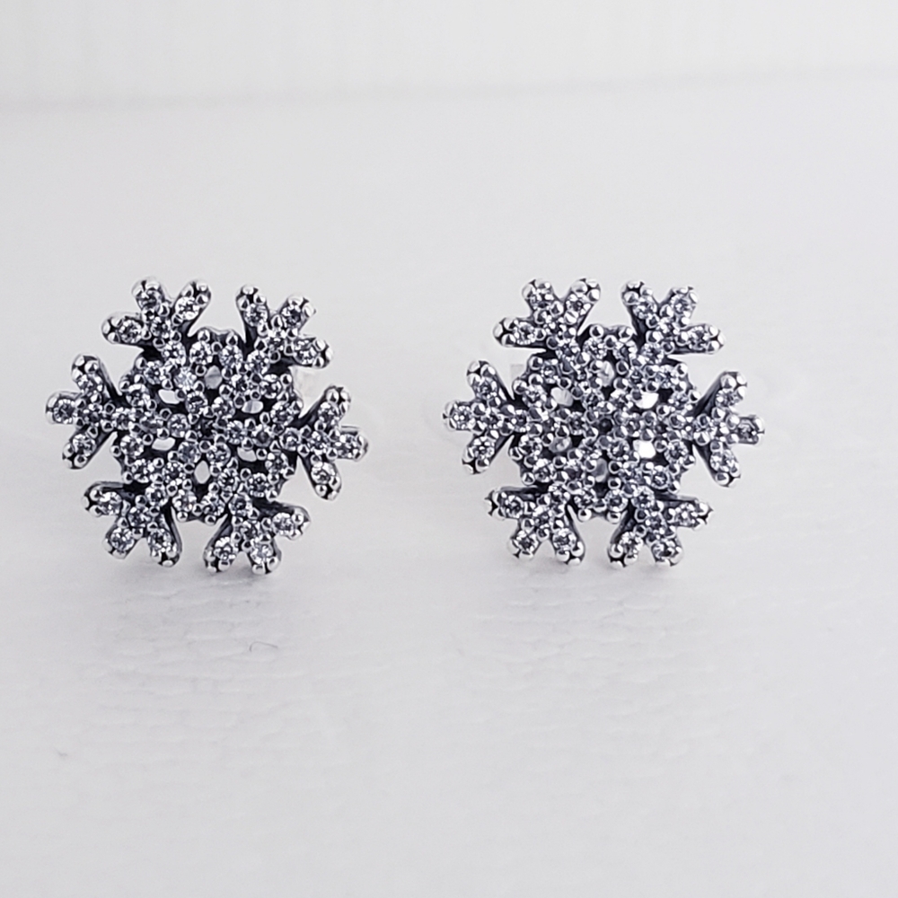 Authentic Pandora ⭐️RETIRED⭐️ SNOWFLAKE STUD EARRINGS